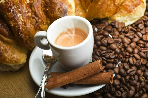 Espresso con palitos de canela y granos de café