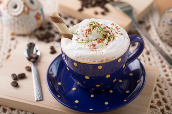 Cappuccino en una taza azul con espuma