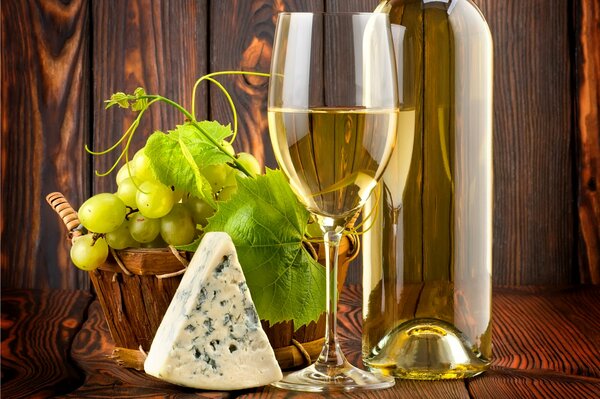 Nature morte avec bouteille de vin blanc, vigne et fromage