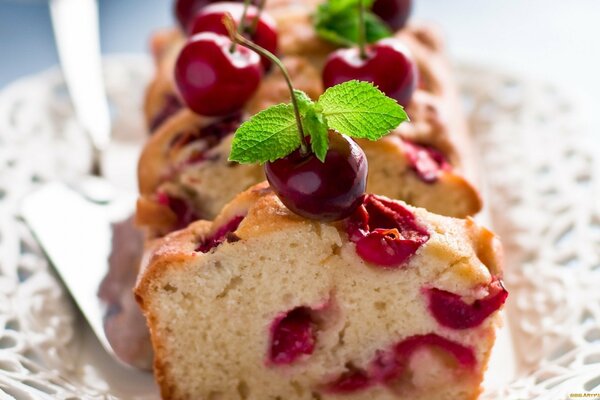 Pastel de cereza en un plato para servir