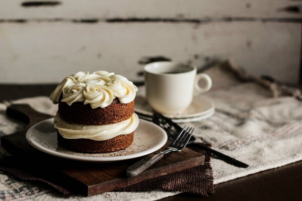 Gâteau éponge avec crème et tasse de café