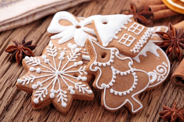 Weihnachtskekse in Form von Schneeflocken und Häusern