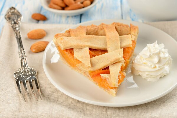 Pastel de albaricoque en un plato con un tenedor