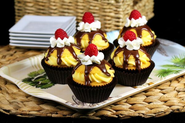 Cupcakes in glaze with raspberries and cream