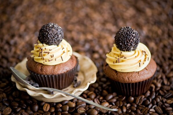 Muffins au chocolat avec crème sur fond de grains de café
