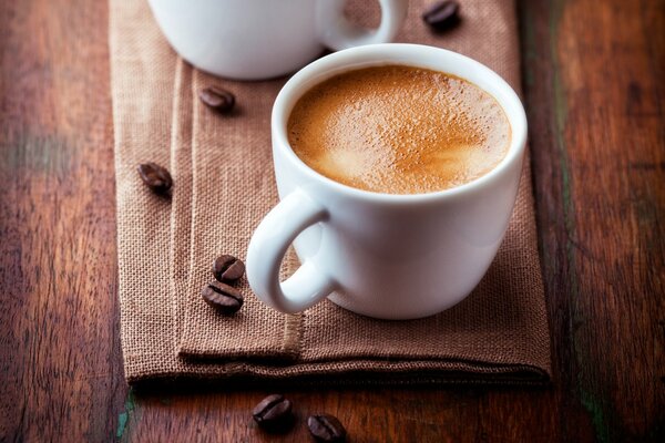 Tasse de café avec des grains de café