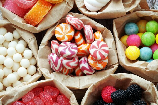 Bonbons assortis sucrés dans des sacs en papier