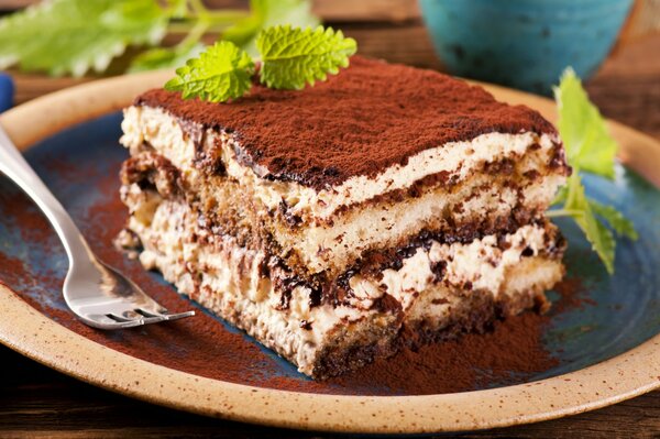 Süßes Dessert mit Sahne und Schokolade