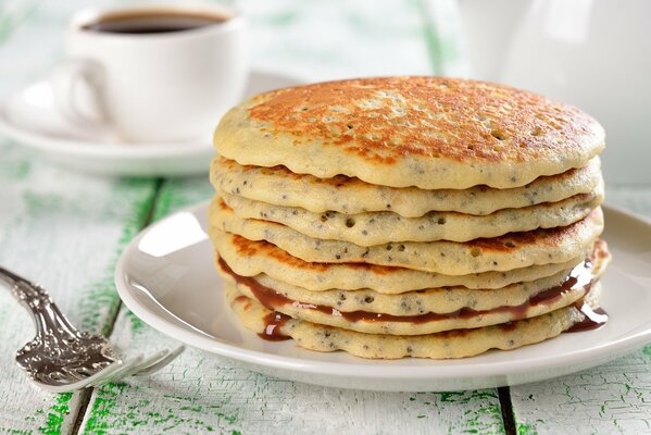 Pancakes et café pour le petit déjeuner