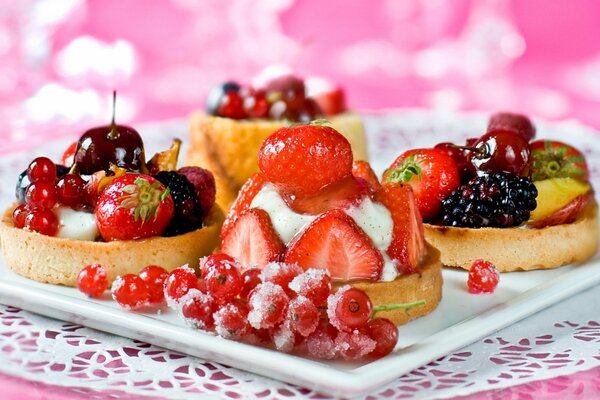 Tortine con ribes, fragole, lamponi, more e ciliegie