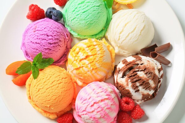 Assiette de boules de crème glacée différentes