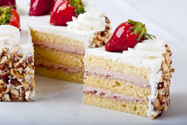 Postre de galletas con nueces y fresas