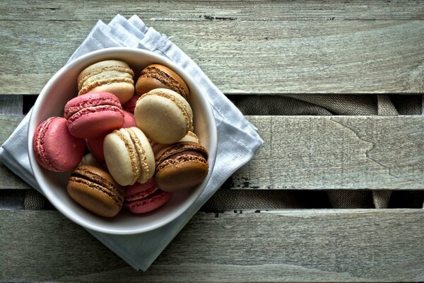 Galletas de colores en un plato blanco