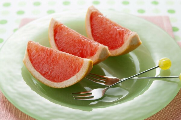 Grapefruitscheiben auf einem Teller