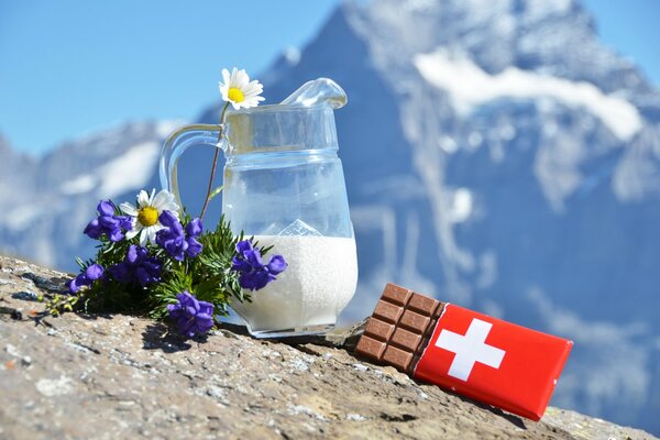 Stillleben in den Alpen Schokolade mit Milchkrug