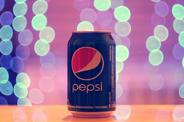 La publicité de Bernd Pepsi sur fond de lumières et de guirlandes
