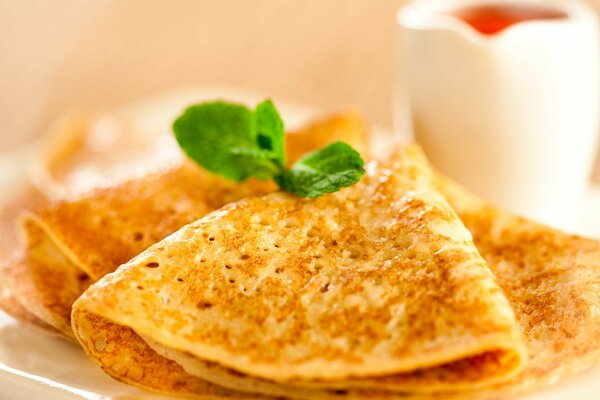 Petit déjeuner du matin avec des crêpes garnies de feuilles de menthe