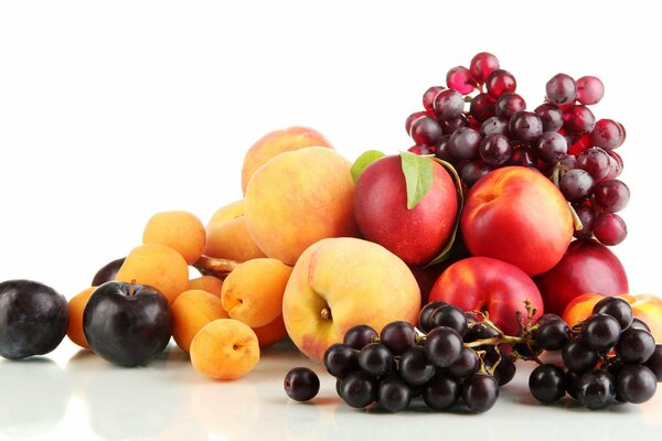 Composición de frutas y bayas de Jardín sobre un fondo blanco