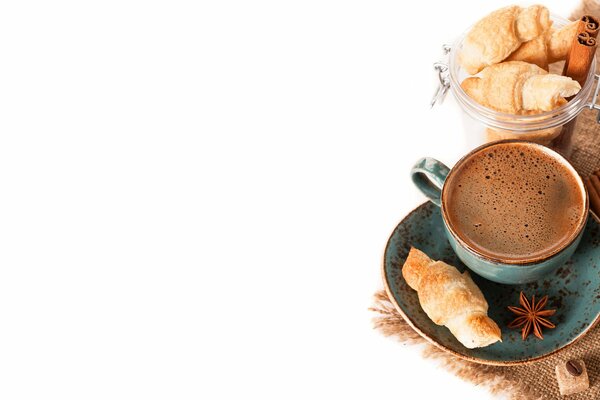 Cappuccino con schiuma e croissant ai frutti di bosco per colazione