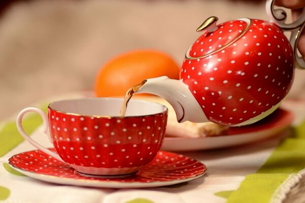 Чашка в красный горох с заварочным чайником