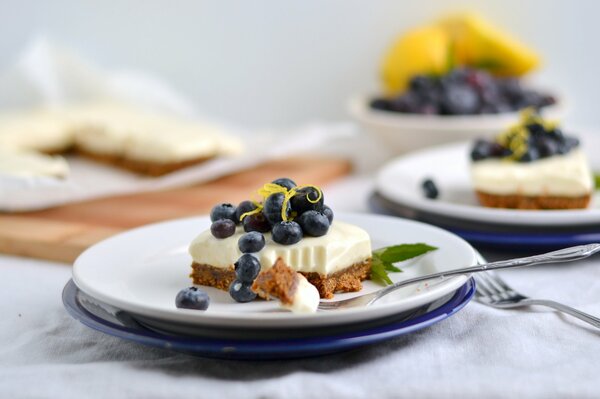 Torta di frutta dolce al tavolo