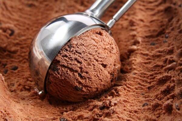 Pallina di delizioso gelato al cioccolato