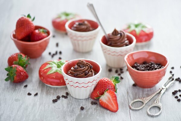Desserts au chocolat à la fraise en petits bols