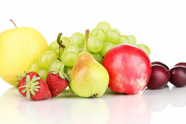 Soczyste winogrona z jabłkami, śliwkami i truskawkami