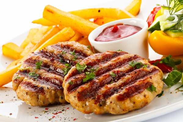 Gebratene Schnitzel vom Grill mit Pommes Frites