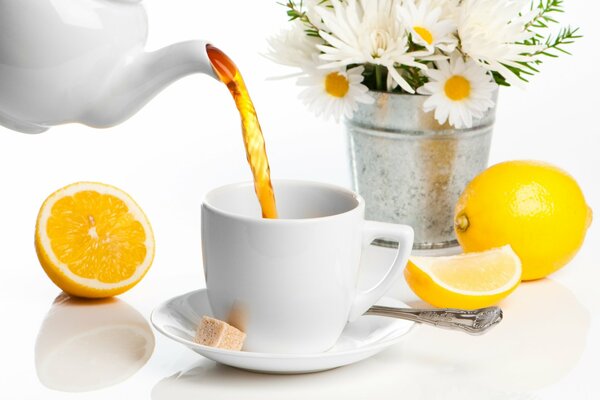 Thé au citron sur fond de seau avec des marguerites