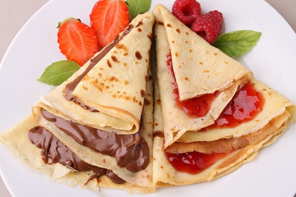 Panqueques con mermelada de bayas y chocolate