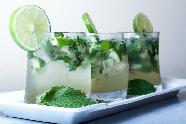 Mojito con Lima, menta y hielo