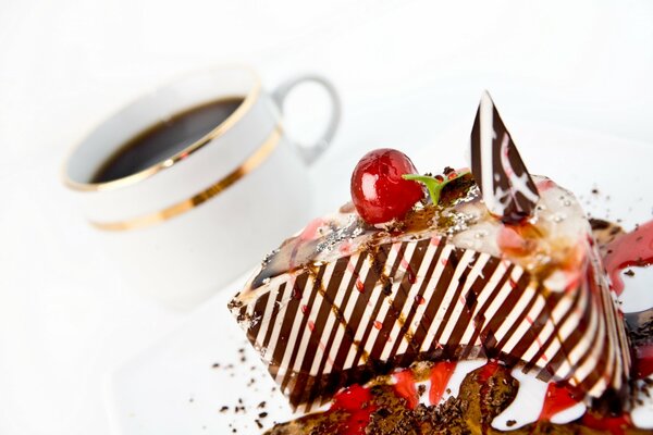 Gâteau avec une tasse de café