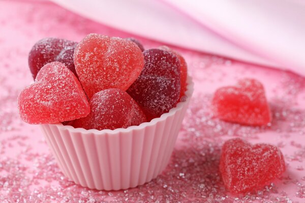 Marmelade en forme de coeurs dans une petite tasse