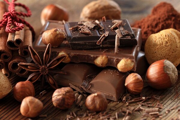 Natura morta di pezzi di cioccolato e noci, cannella