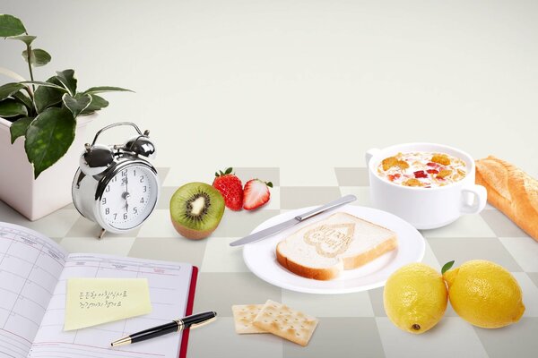 Petit déjeuner porridge et toast aux fruits