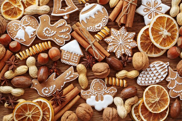 Galletas de Navidad y pan de jengibre con nueces y cítricos