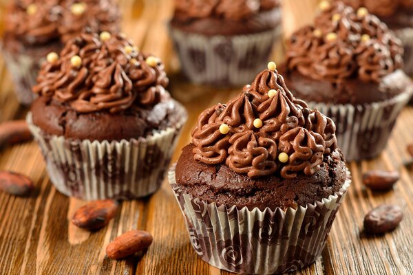 Schokoladenmuffins mit Erbsen aus Sahne