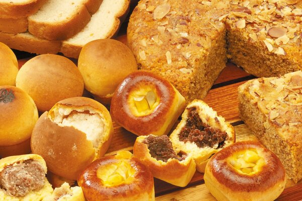 Fresh rolls, bread and nut cake