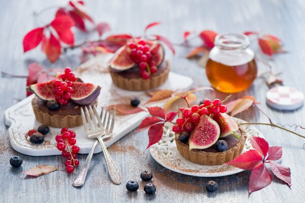 Осенний десерт с инжиром и ягодами