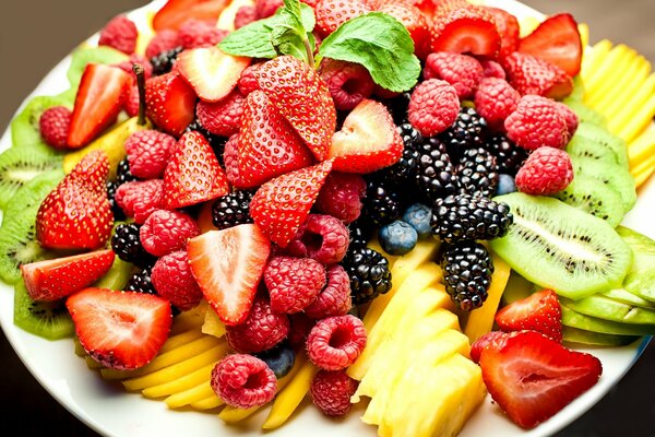 Assiette de fruits et de baies