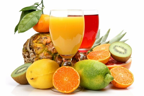 Jus fraîchement pressés entourés d agrumes et d autres fruits