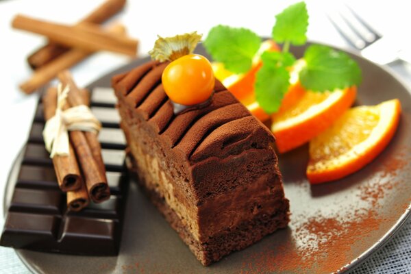 Servir el postre con naranja, chocolate negro y canela en un plato