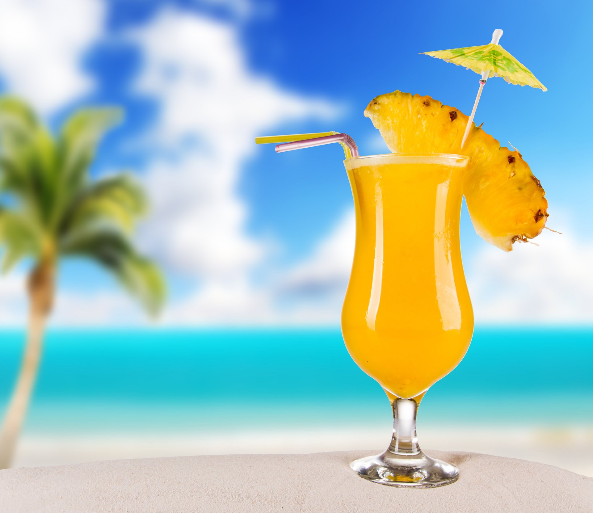 im sommer essen cocktails obst glas trinkhalme cocktail tisch ananas palme himmel meer spieß trinken