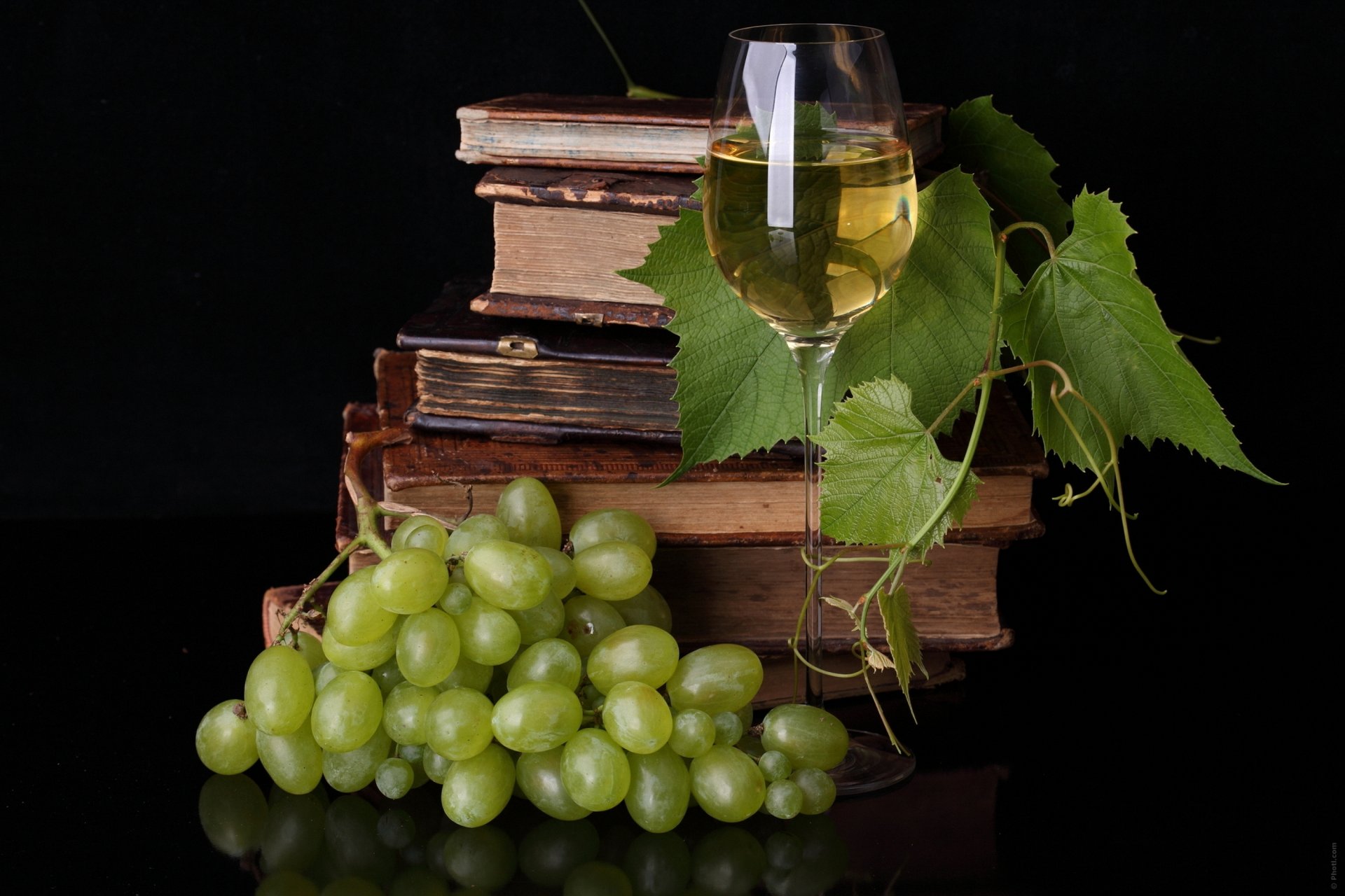 cibo per la mente uva liana libri bicchiere vino tavolo