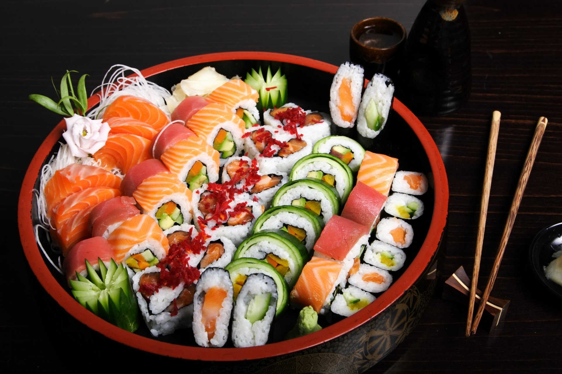 sushi rouleaux assortiment poisson riz fruits de mer