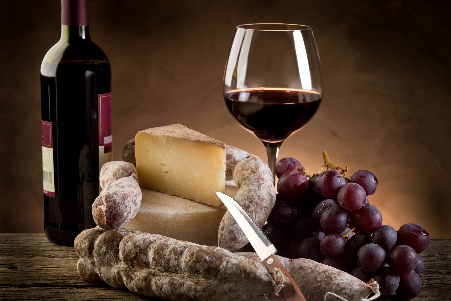 vin rouge fromage parmesan saucisse raisin verre bouteille couteau