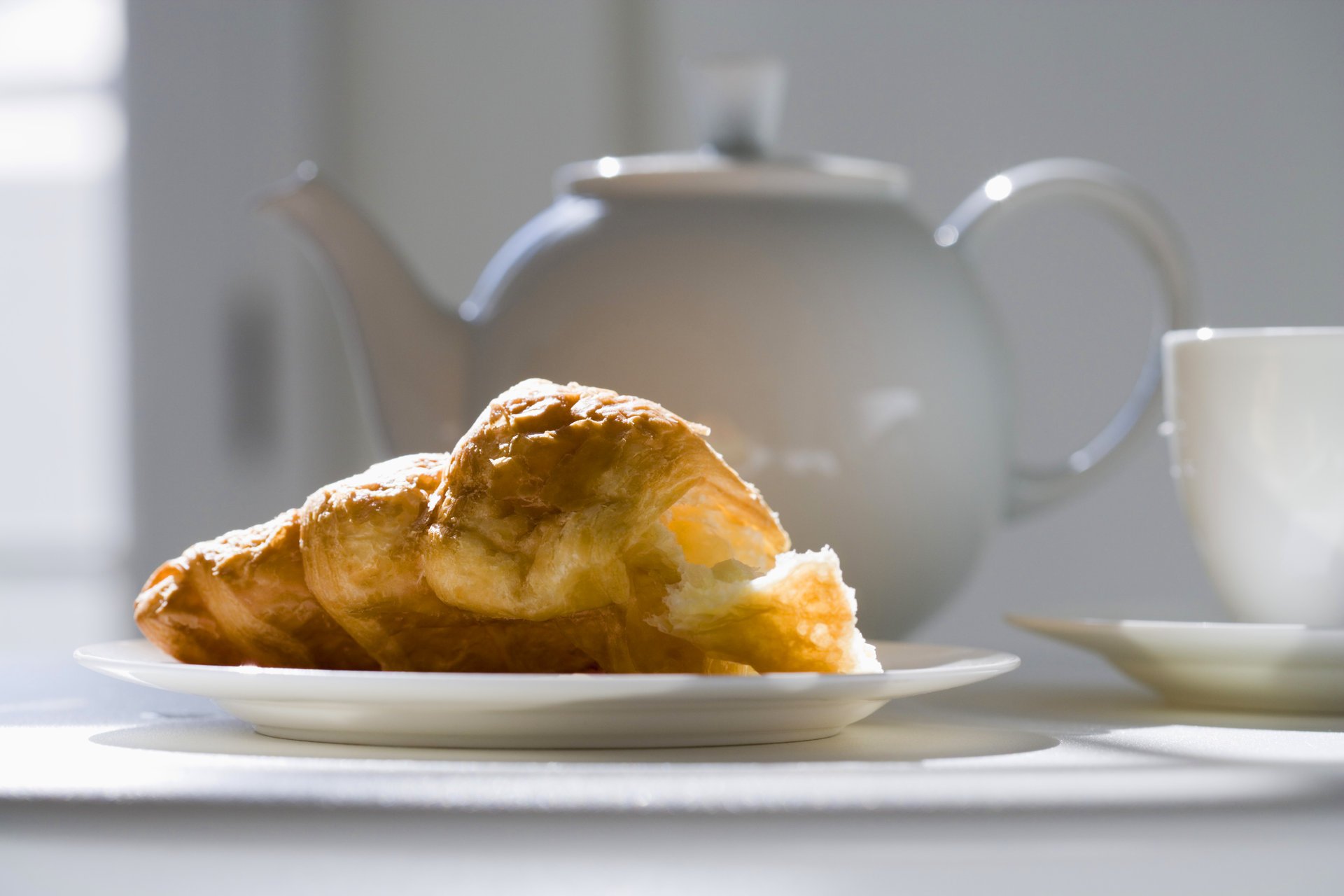 platillo tetera taza croissant