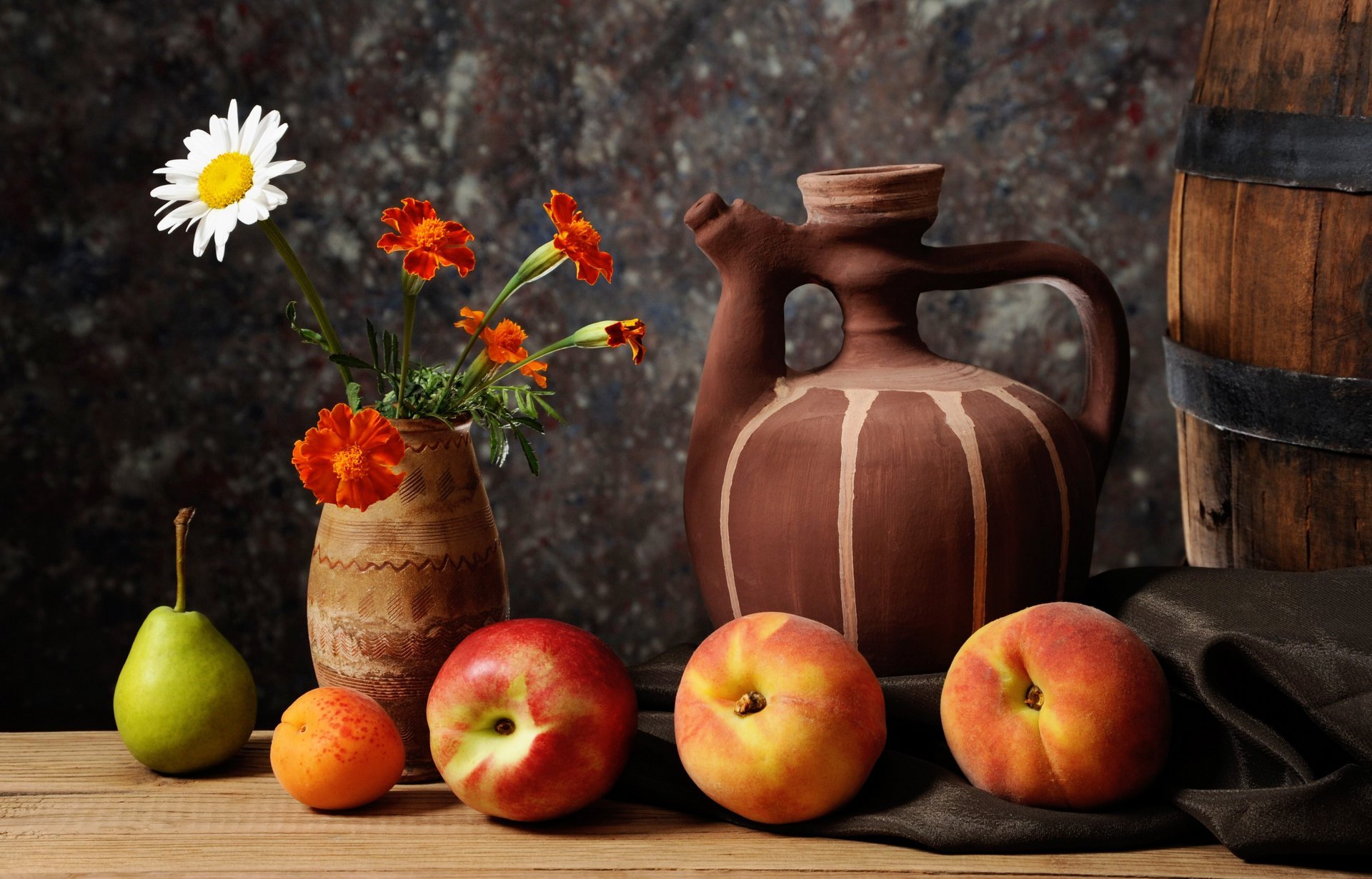 fruta pera albaricoque nectarina melocotones jarra florero manzanilla caléndulas naturaleza muerta