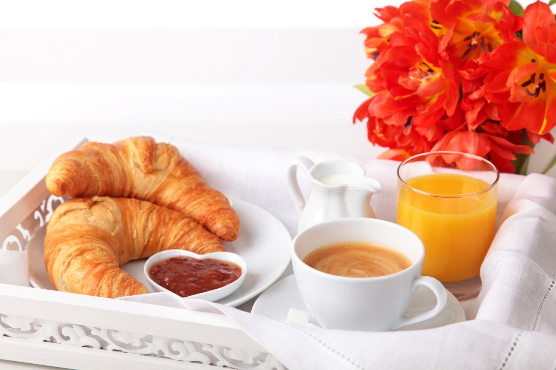 petit déjeuner bagels croissants assiette jus orange confiture café cappuccino lait tasse verre fleurs tulipes